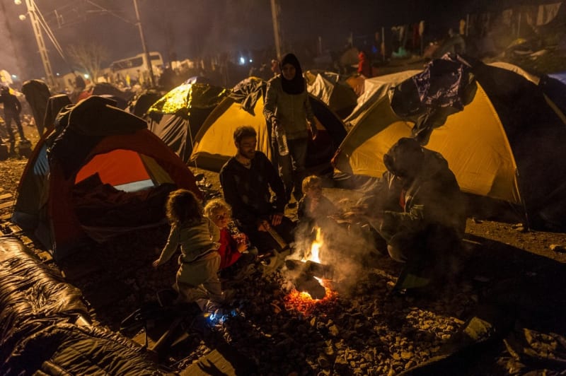Na řecko-makedonském přechodu Idomeni-Gevgelija se v táboře s kapacitou dva tisíce lidí a v jeho blízkém okolí tísní už přes dvacet tisíc lidí