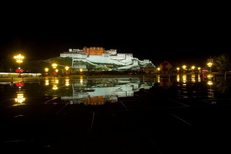 Potála - sídlo tibetských dalajlámů - noční nasvícený palác září do tmy