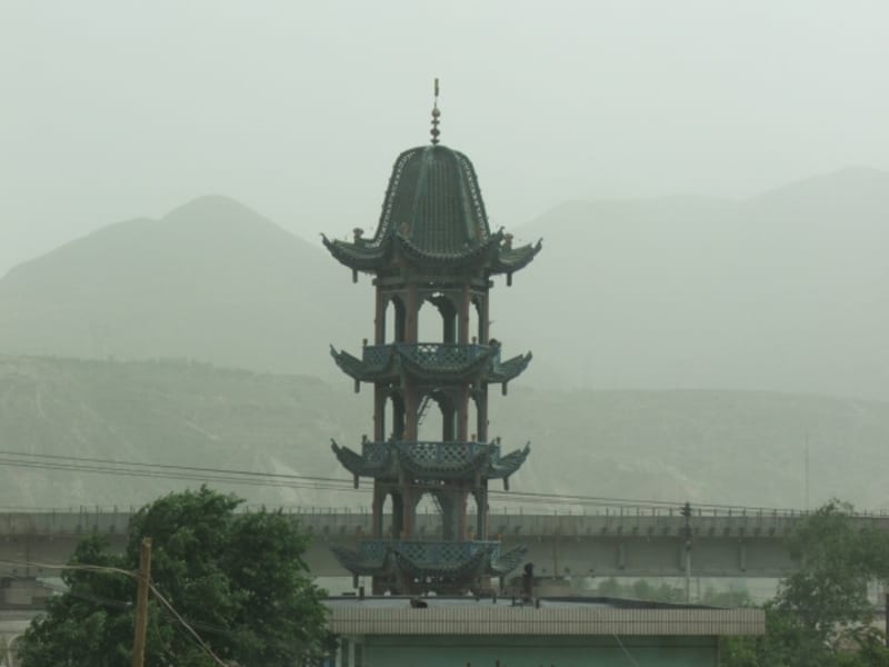 Minaret v Gansu je hluboce ponořen do smogu