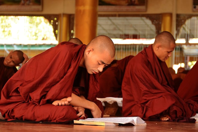 Mnichévé ve škole v Bagu