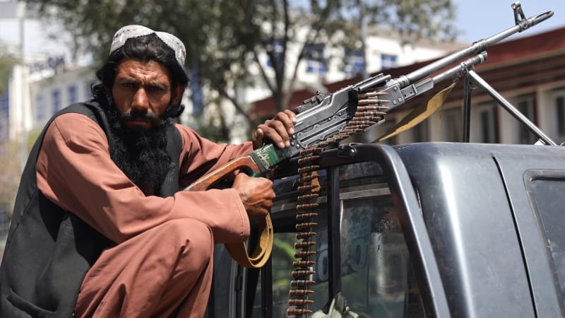 Bojovník Tálibánu v Kábulu, 16. srpna 2021