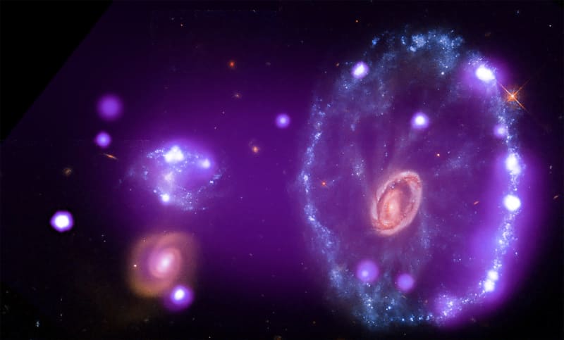 Tahle galaxie v souhvězdí Sochaře dostala příznačné jméno Kolo od vozu