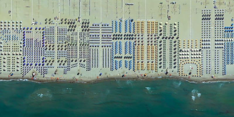 Pláž v italském Vierragiu; pohled na slunečníky...