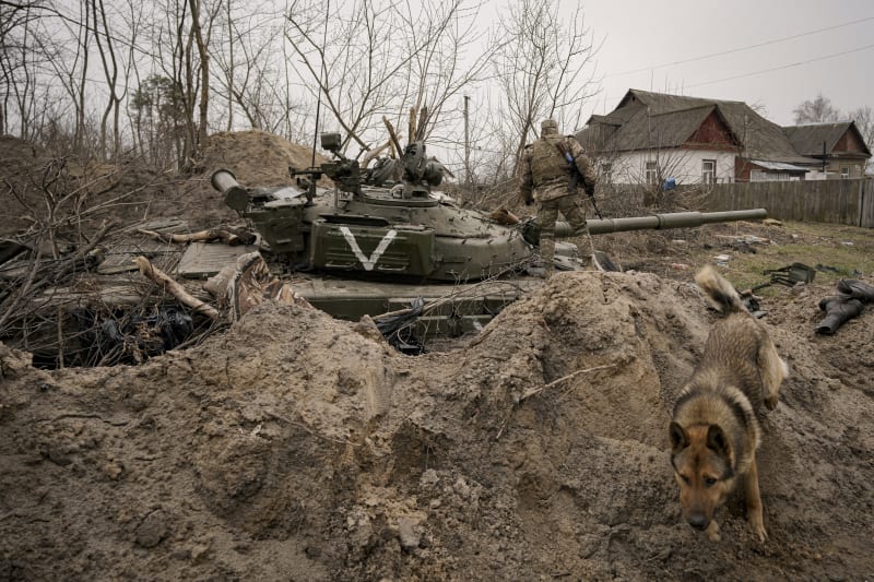 Ruský tank nalezený ukrajinskými vojáky u Andriivky (12. 4. 2022).