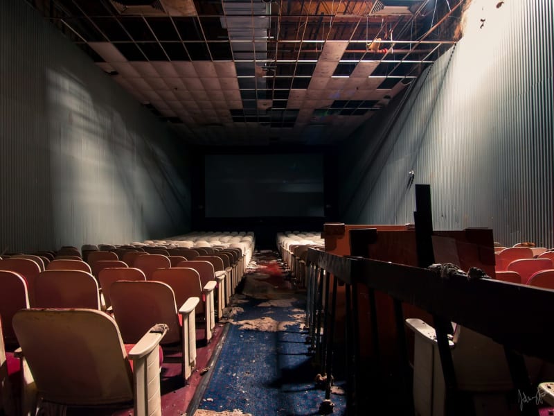 Zkrachovalé kino v obchodním domě Randall Park Mall