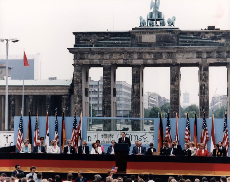 Americký prezident Ronald Reagan vyzval Michaila Gorbačova ke stržení Berlínské zdi u Braniborské brány 12. června 1987