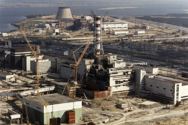 Pohled na areál jaderné elektrárny Černobyl pět měsíců po katastrofě