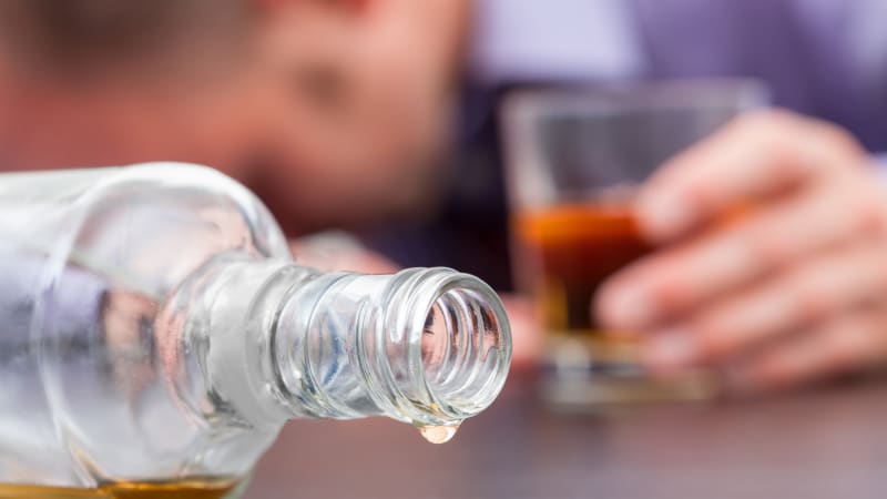 Závislost na alkoholu souží mnoho lidí.