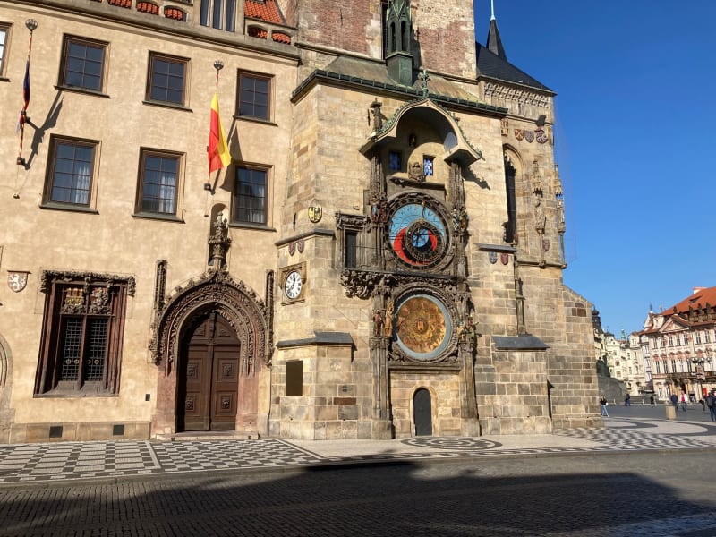 Pražský orloj na Staroměstském náměstí patří mezi jedno z mnoha lákadel pro turisty.