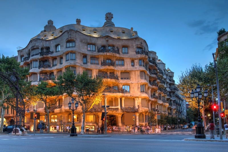 6. místo: Gaudího dům Casa Milà, Barcelona (68,64 %). Dům bez přímých linií se stavěl v letech 1906-10 a připomíná skálu erodovanou větrem a deštěm.