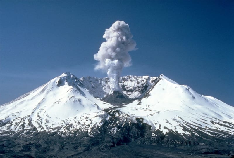 Svatá Helena - sopka, která může za nejničivější erupci v historii USA - na snímku je vidět utržený vršek hory
