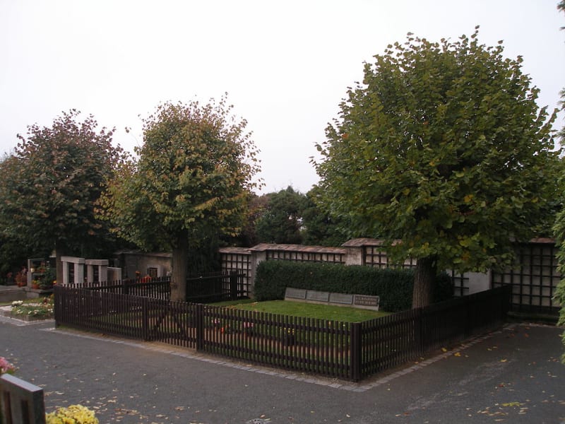 Hrob Masarykovy rodiny na lánském hřbitově