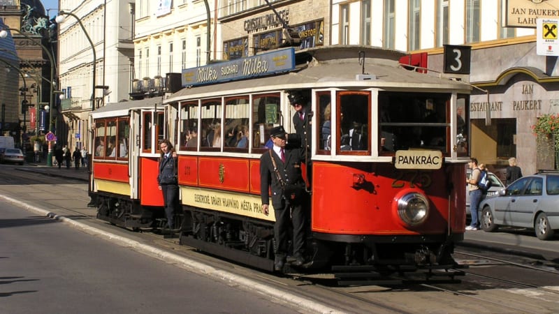 Vůz 275 z roku 1908 při přehlídce k výročí 130 let pražské MHD