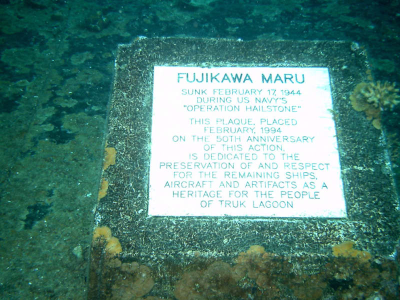Pamětní deska na palubě lodi Fujikawa Maru