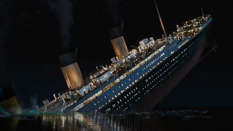 Samotné potopení Titanicu si James Cameron samozřejmě trochu dramaticky přibarvil.
