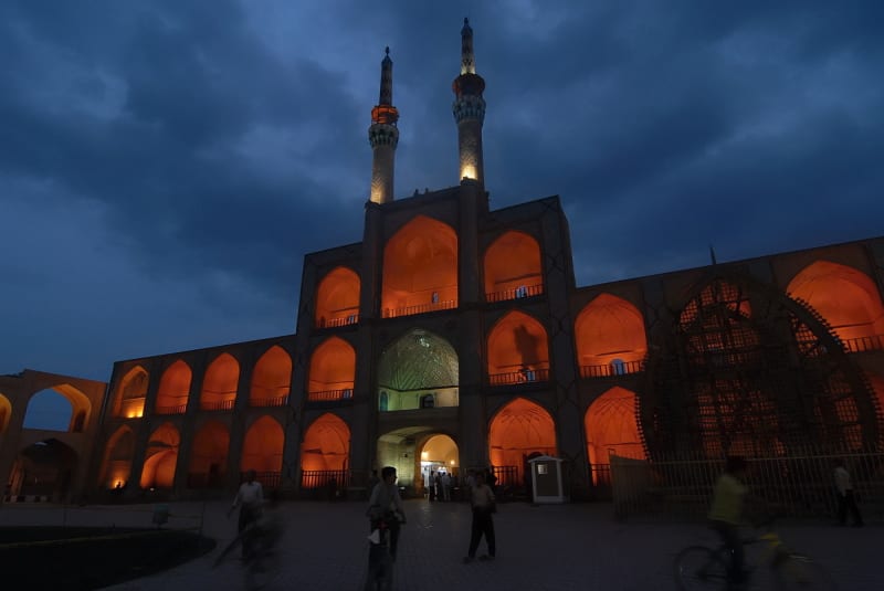 Yazd - íránská městská památka, která díky častým zemětřesením mizí - mešita Jameh