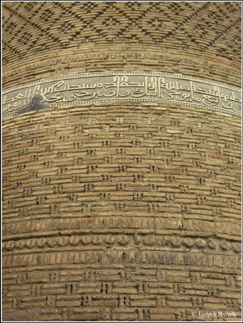 Cihlové mozaiky na minaretu Kalján