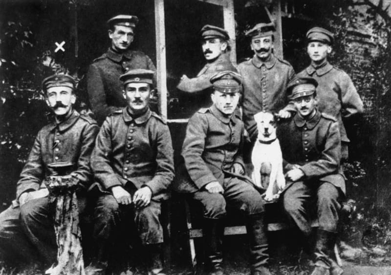 Adolf Hitler v roce 1916 (úplně vlevo)