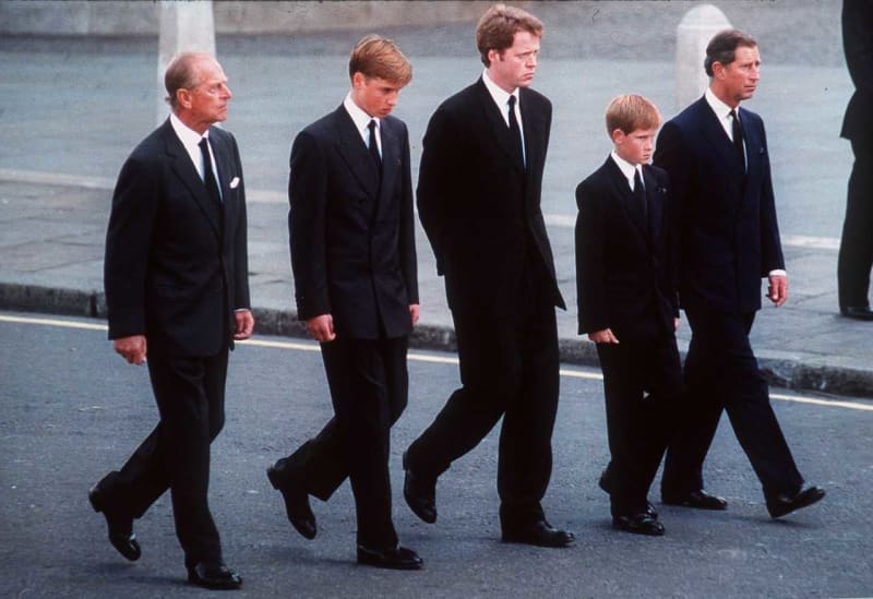 Princové William a Harry na pohřbu své matky
