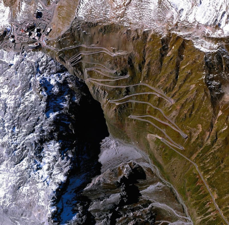 Italský průsmyk Stelvio a klikaté silničky, které se vinou do 3000 metrů nad mořem