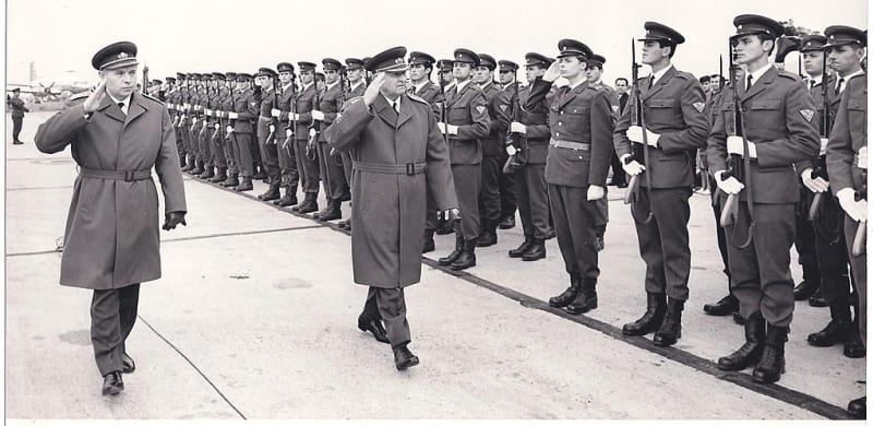 Prezident Ludvík Svoboda a ministr obrany Martin Dzúr během inspekce Bratislavské posádky ČSLA v roce 1969