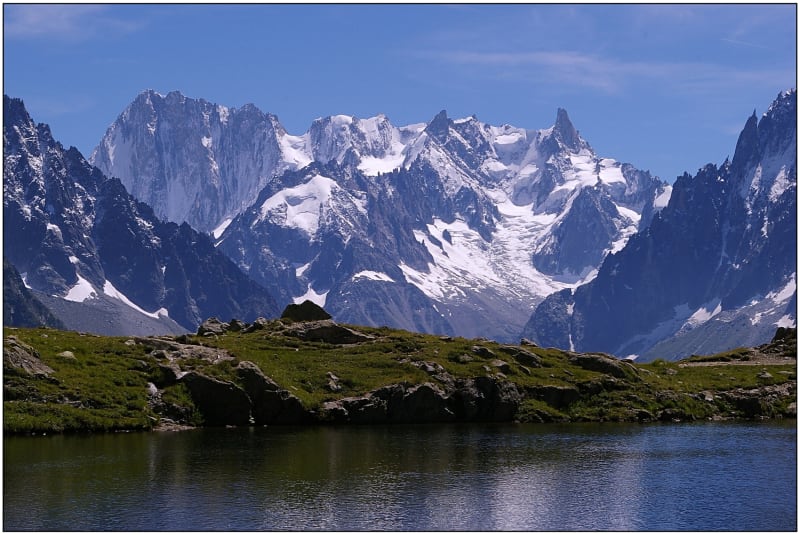 Jezírko pod Lac Blanc, Chamonixské jehly a hřeben Grandes Jorasses