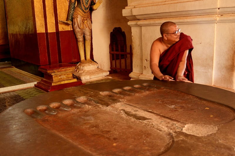 Stylizovaná Buddhova stopa - místo uctívání v Paganu