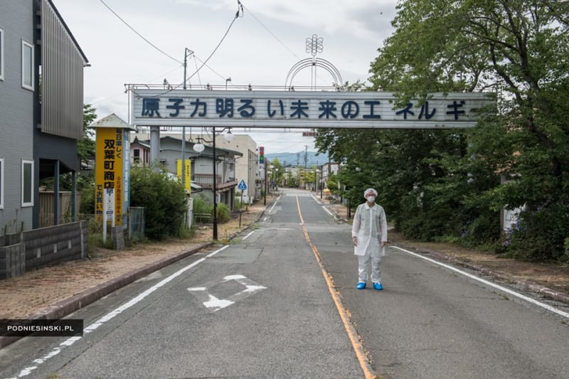 Poslední den expedice navštívil fotograf město Futaba, které je nejvíc kontaminované, protože leží nejblíž ke zničené elektrárně. Za ním je nápis, který ve světle nedávných událostí působí ironicky „Jaderná energie: energie pro světlou budoucnost“.
