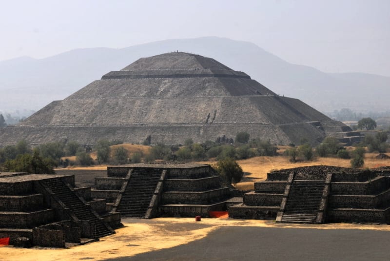 Pyramida v Mexiku