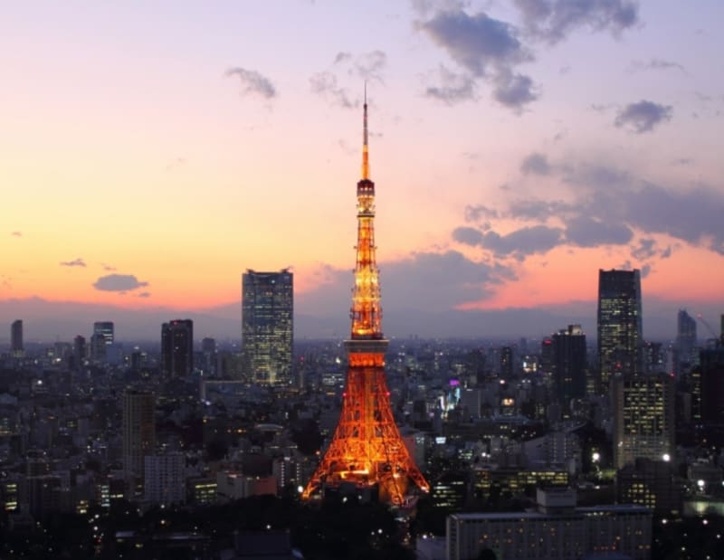 A další slavná stavna Tokyo Tower silně připomínající "eiffelovku".