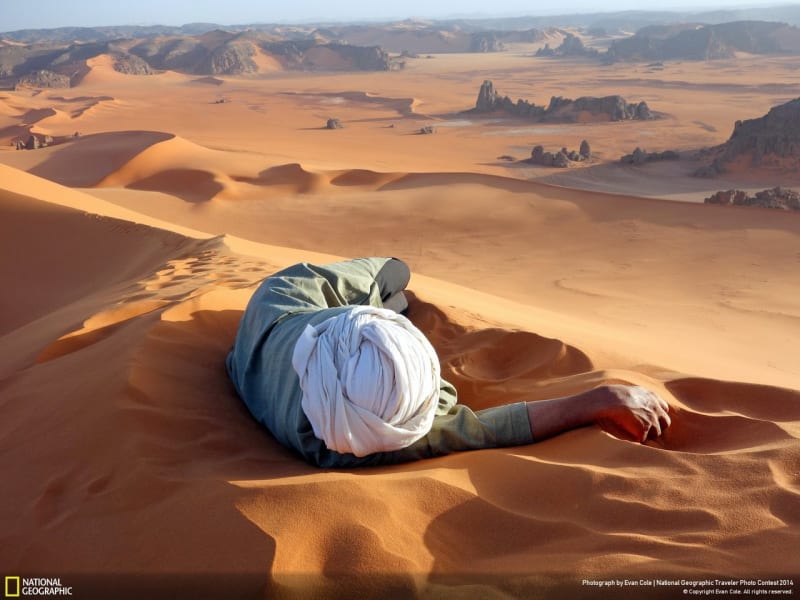 Tuarég odpočívá na vrcholku duny na Sahaře