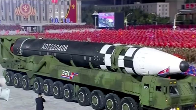 Severní Korea představila obří mezikontinentální raketu. Může s ní dopravit jadernou hlavici až do USA
