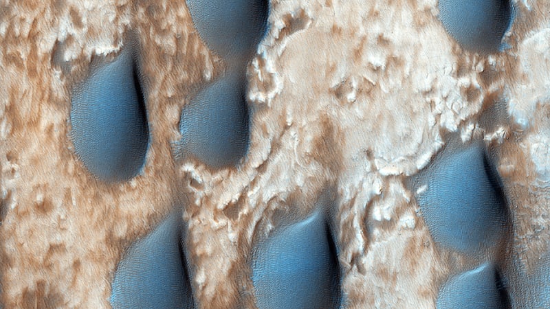 NASA našla na Marsu podivné slzy: Co je to?