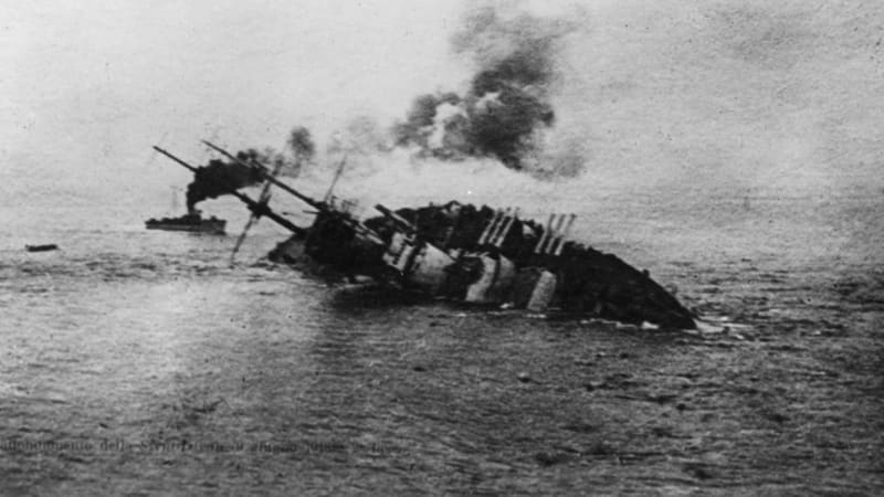 Vzácné záběry ukazují potopení rakouské bitevní loď Szent István. Za její osud mohou malé italské čluny