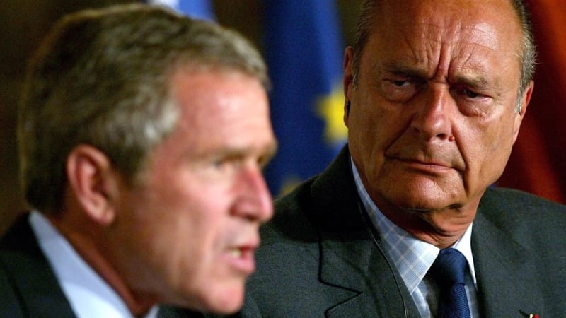 Nechoďte do Iráku, varoval opakovaně Jacques Chirac prezidenta Bushe. Ten si nedal říct