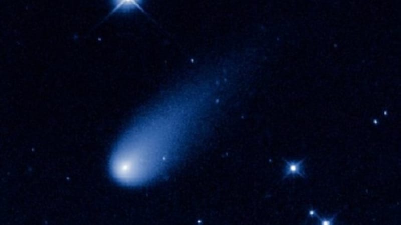 Hubbleův teleskop vyfotil kometu století. Září jako Měsíc