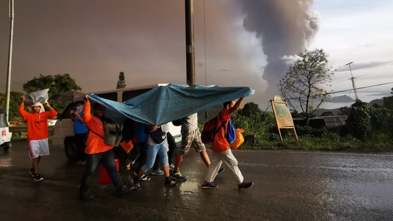 Filipínská sopka Taal se probudila k životu