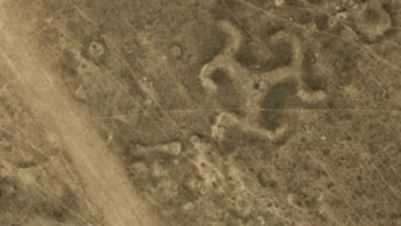 Nová Nazca? Archeologové objevili v Kazachstánu obří hákové kříže!
