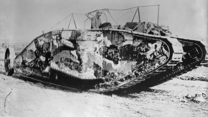 První nasazení tanků Němce pořádně vyděsilo. Jak se revoluční tajná zbraň vydala do akce a čím byla vybavena?