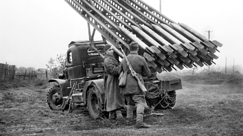 Sovětské raketomety Kaťuša: Jak se „Stalinovy varhany“ dostaly na americké náklaďáky?