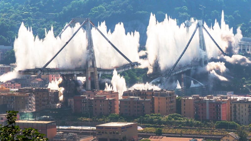 Pád slavného Morandiho mostu pohřbil desítky lidí. Na příčině stále nepanuje shoda