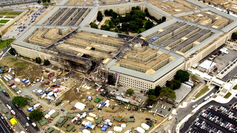 Do Pentagonu narazilo 11. září 2001 letadlo rychlostí 853 km/h. Stovky životů zachránila konstrukce budovy i náhoda