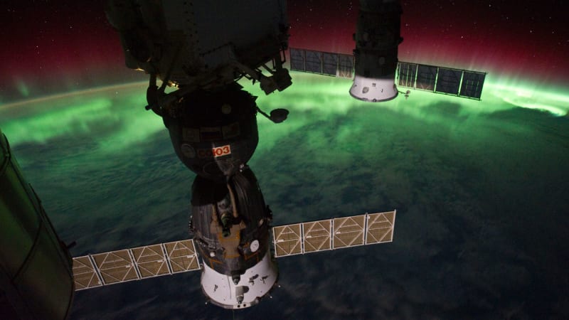 Vesmírná stanice ISS proletěla polární září. Tady je VIDEO!