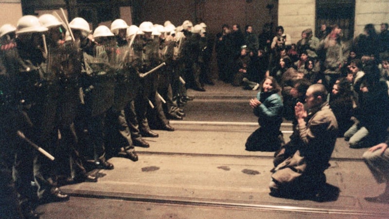 Fiktivní smrt studenta Martina Šmída urychlila 17. listopadu 1989 pád režimu