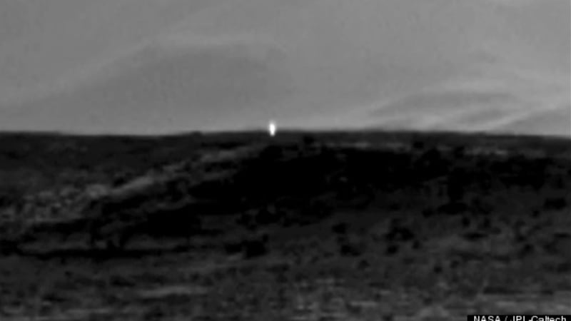 Vyfotila Curiosity na Marsu UFO? Co je podivný předmět na snímcích?