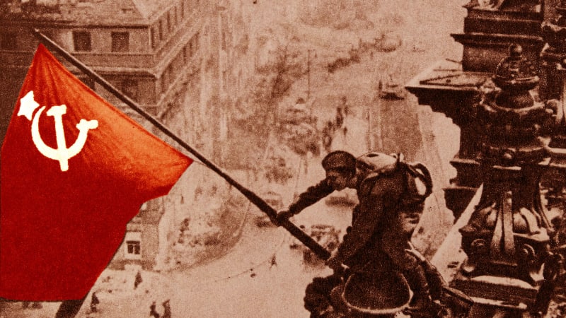 Unikátní záběry z pádu Reichstagu ukazují Stalinovo ponížení Němců. Zásadní věc se ale nepovedla
