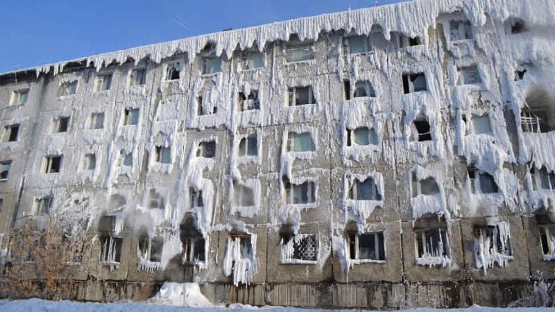 V zamrzlém paneláku v Irkutsku pořád žijí rodiny s dětmi