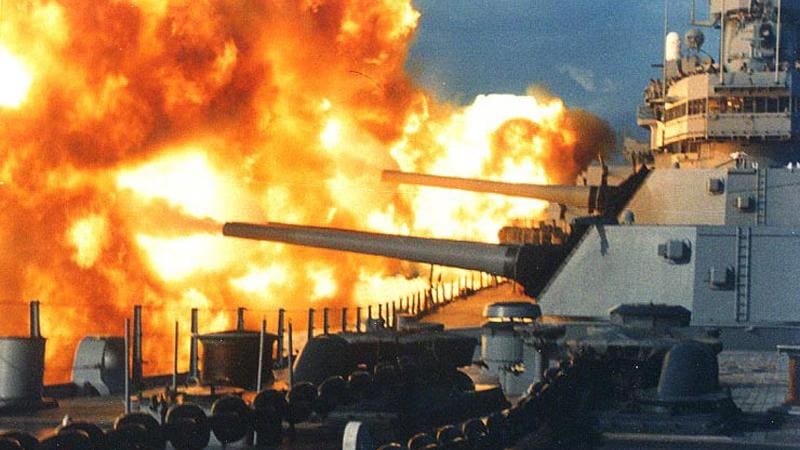Nejmocnější bitevní loď světa USS Iowa pálila z děl atomové granáty