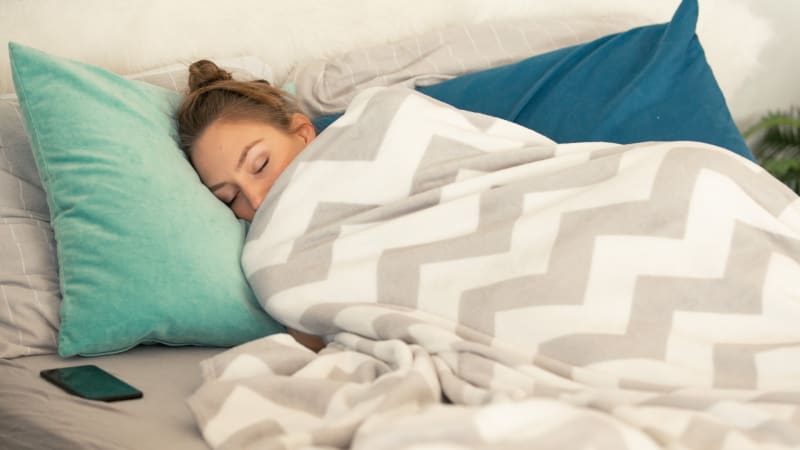 Proč lidé spí pod peřinou, i když je horko? Přikrýváme se už od starověkého Egypta