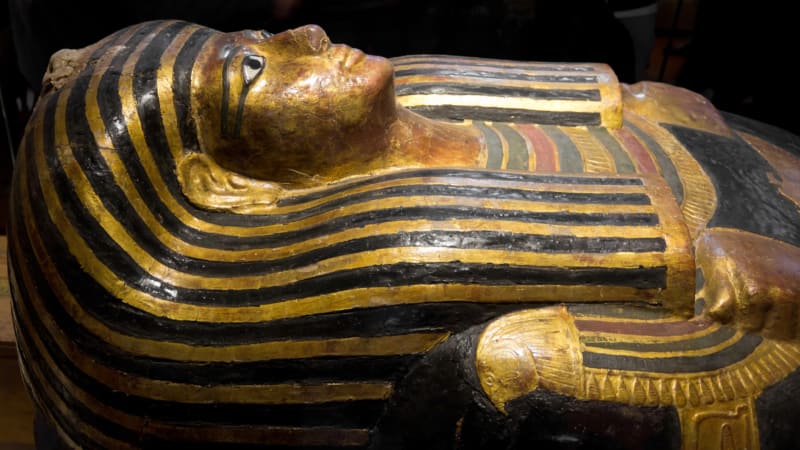 V Egyptě vyzdvihli 27 sarkofágů zakopaných před 2 500 lety